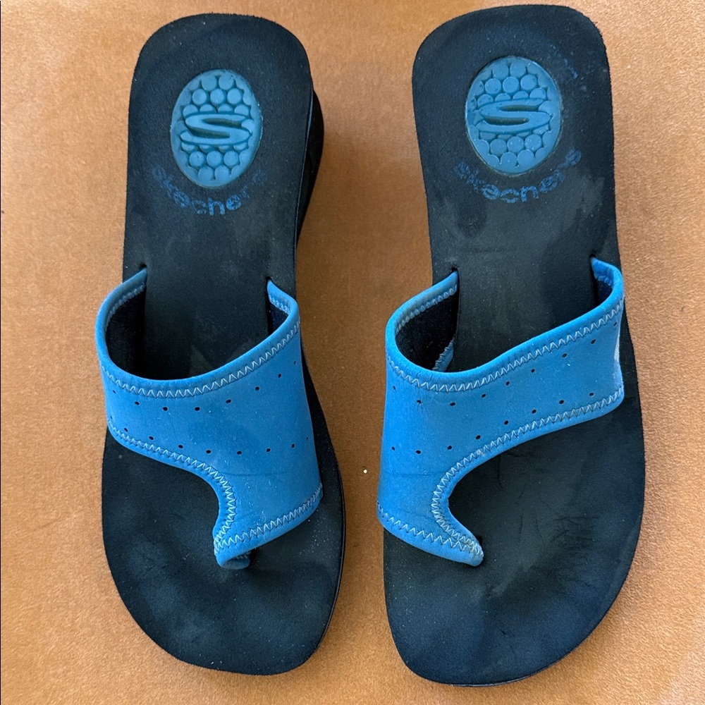 Skechers Black and Blue Toe Loop Sandals
